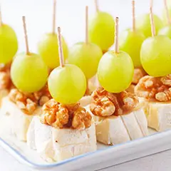 Koreczki z serem brie, orzechami i winogronami | Kwestia Smaku